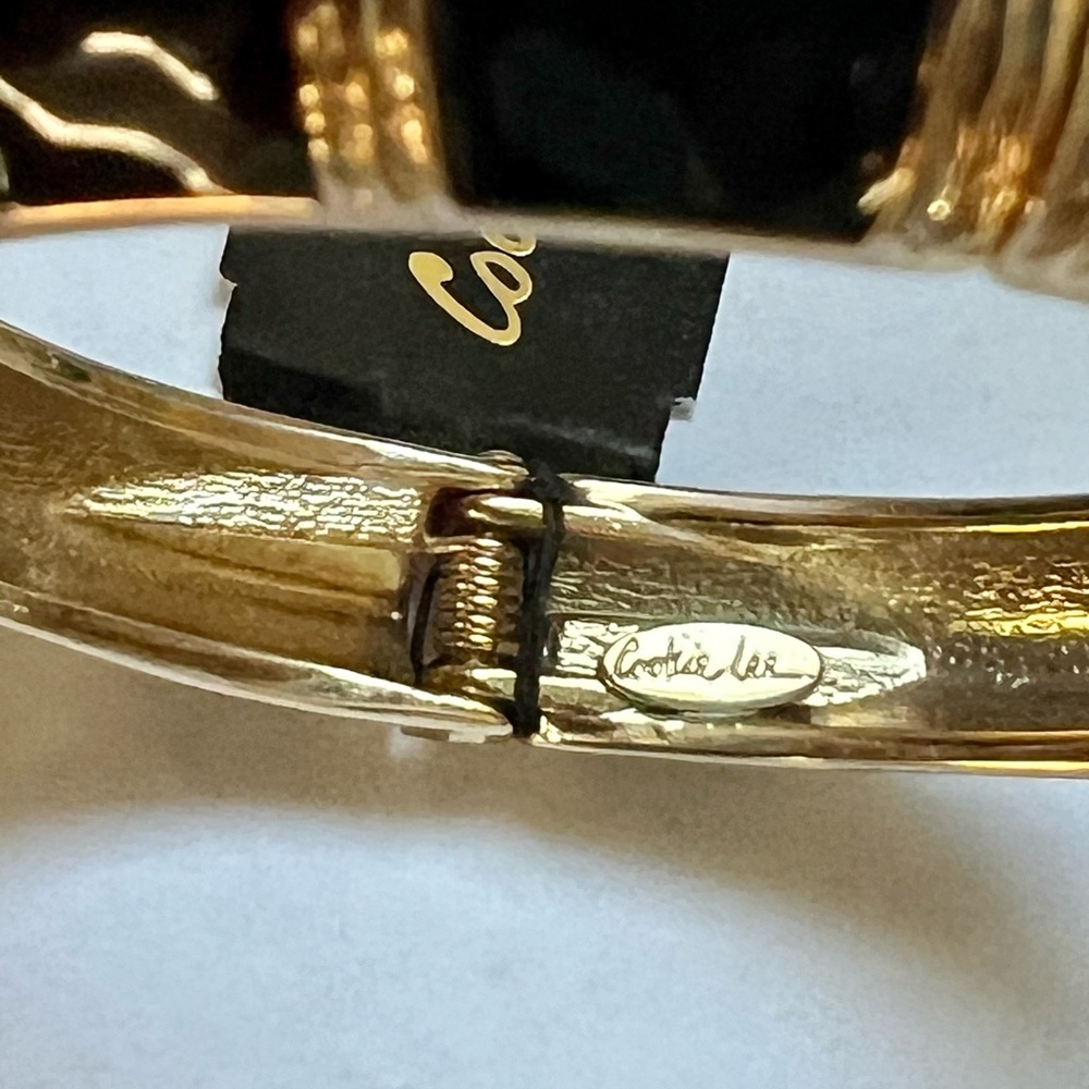 🌟Cookie Lee Shiny Black Enamel & Gold Tone Hinged Bangle - Picture 5 of 6